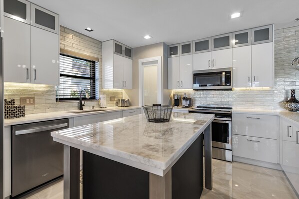 Fridge, microwave, oven, stovetop - Dock overlooking Canal, Kayaks, Hot Tub, Large Pool - The Palms - Roelens Vacations (Cape Coral)