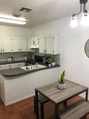 Frigorifero, microonde, forno, piano cottura