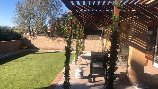 Área de pátio com pérgola, churrasqueira e aquecedor de água.