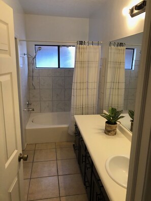 Bathtub, towels - Residential 3 bed/2 bath home with wonderful backyard-scenic view-laundry. (Las Cruces)