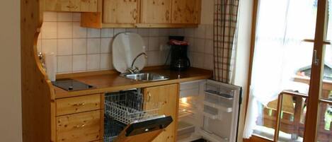 冷蔵庫、電子レンジ、コンロ、食器洗い機