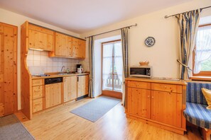 Kühlschrank, Mikrowelle, Herdplatte, Geschirrspüler