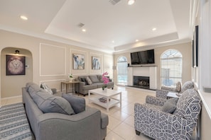 Smart TV, books - Relax in our spacious villa, just a quick ride away to Grapevine Malls & Airport (Highland Village)