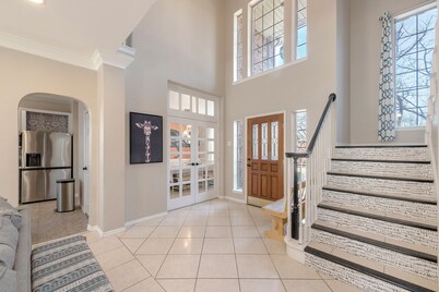 Relax in our spacious villa, just a quick ride away to Grapevine Malls & Airport