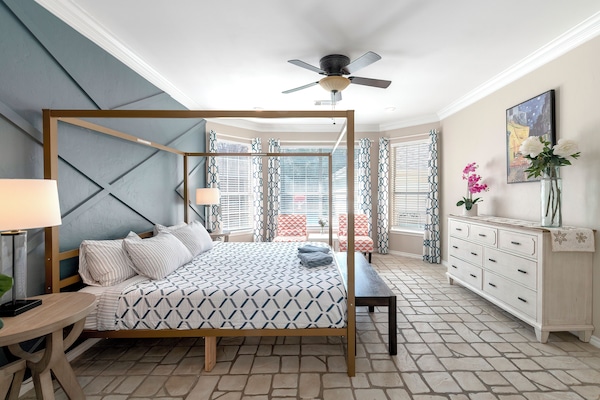 6 bedrooms, desk, iron/ironing board, free WiFi
