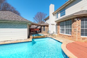 Outdoor pool - Relax in our spacious villa, just a quick ride away to Grapevine Malls & Airport (Highland Village)