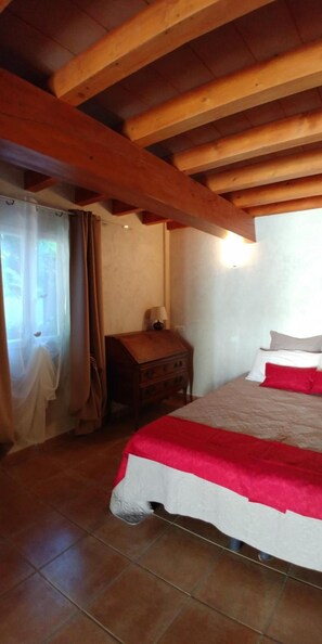 3 habitaciones, tabla de planchar con plancha, internet y ropa de cama 