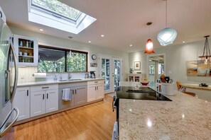 Fridge, microwave, oven, stovetop - Cozy Woodland Escape, Hot Tub, Redwood + Water Views, mins from spas in Napa (Santa Rosa)