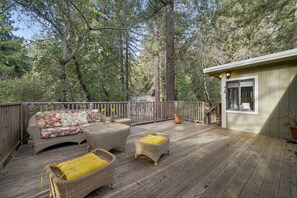 Terrace/patio - Cozy Woodland Escape, Hot Tub, Redwood + Water Views, mins from spas in Napa (Santa Rosa)