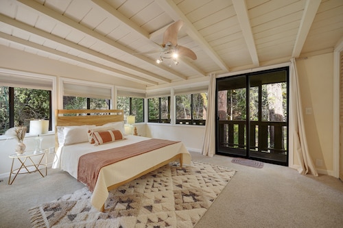 Cozy Woodland Escape, Hot Tub, Redwood + Water Views, mins from spas in Napa