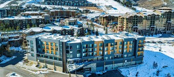 *Free Golf* Modern Park City Condo | Pool | Fire Pit | Hot Tub | Walk to Canyons Village & Fireworks