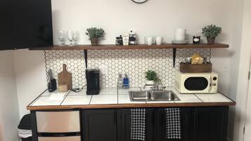 Réfrigérateur, micro-ondes, four, cafetiÚre/bouilloire