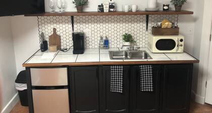 Clean Studio with Kitchenette and Fresh Patio!