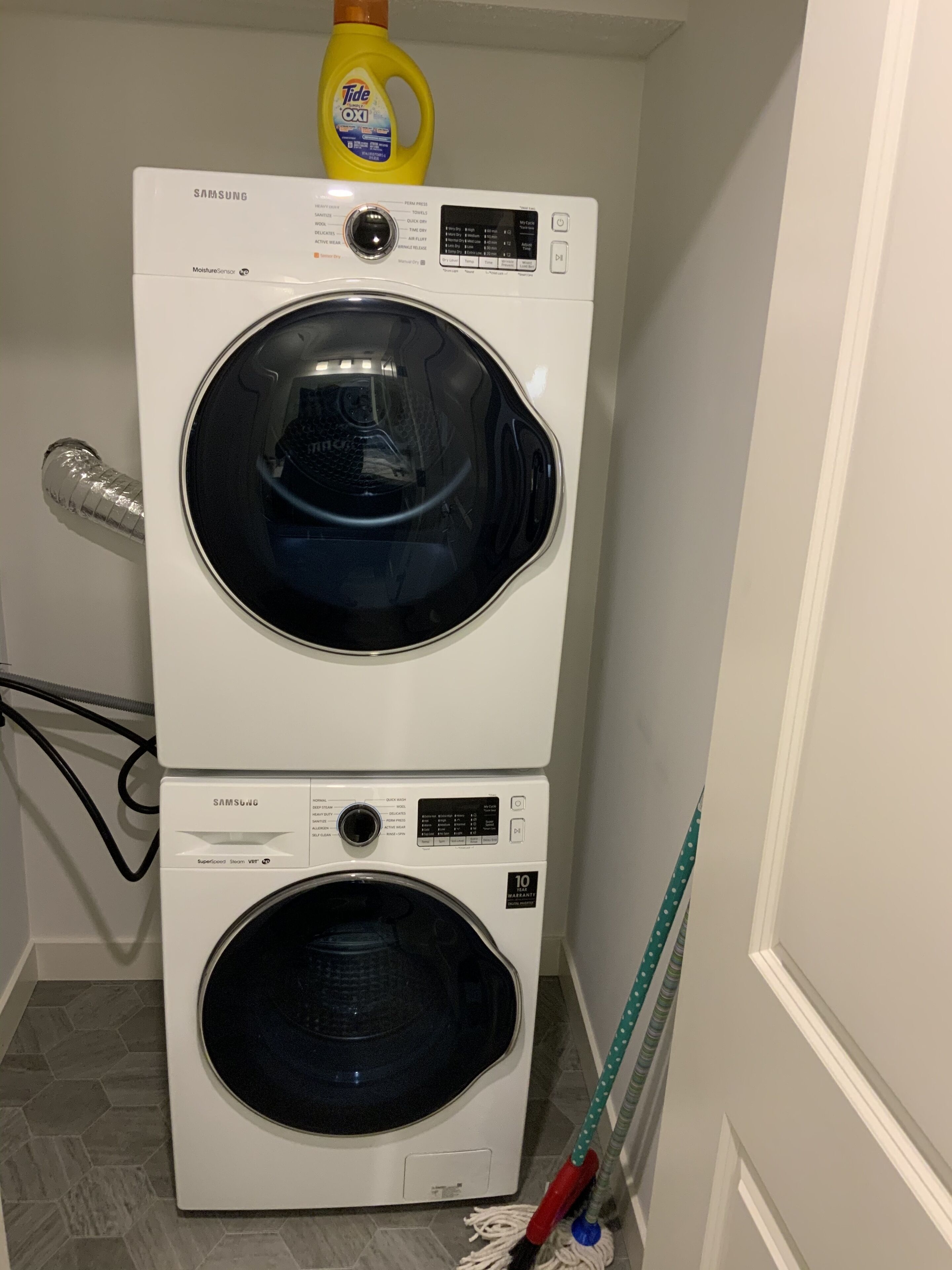 Lavadora y secadora apiladas, con sensor de humedad y etiqueta de garant ía de 10 años.