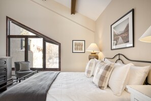 3 bedrooms, desk, iron/ironing board, free WiFi
