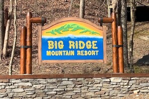 Une enseigne pour le complexe hôtelier Big Ridge Mountain Resort, avec une illustration représentant un paysage de montagne.