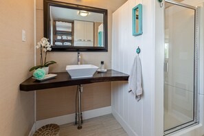 Shower, hair dryer, towels, soap - Oceanfront- Sea Gem Cottage (South Beach)