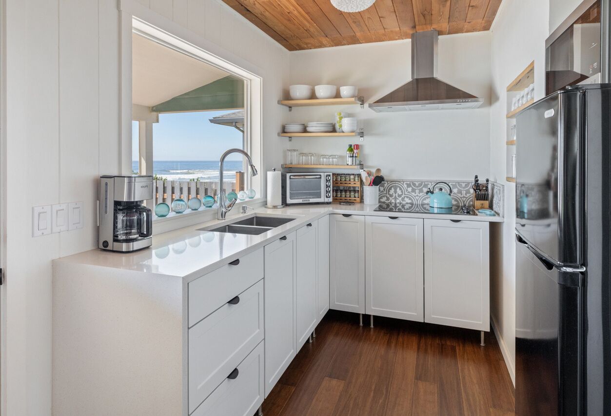 Frigorífico, microondas, placa de cocina y cafetera o tetera