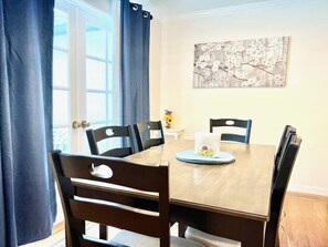 Dining - 3 bedroom (6 people) residential home in lovely safe town near SFO/SF Bay Area (Millbrae)