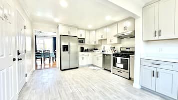 JÀÀkaappi, mikroaaltouuni, uuni, liesi