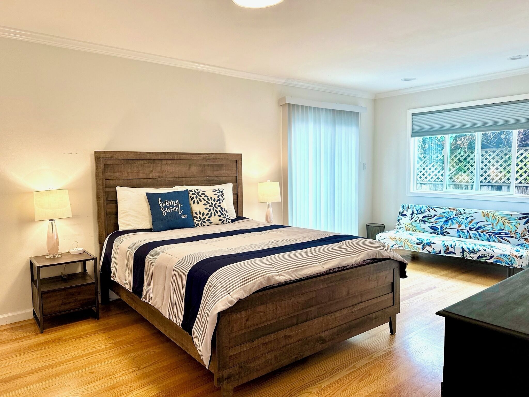 3 makuuhuonetta, työpöytä, silitysrauta/-lauta, Wi-Fi