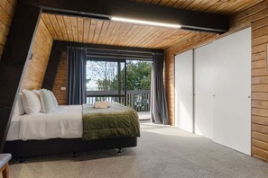 5 bedrooms, desk, iron/ironing board, free WiFi - Lakeside Landing Rotorua (Rotorua)