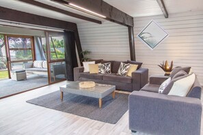 Smart TV, ping pong - Lakeside Landing Rotorua (Rotorua)