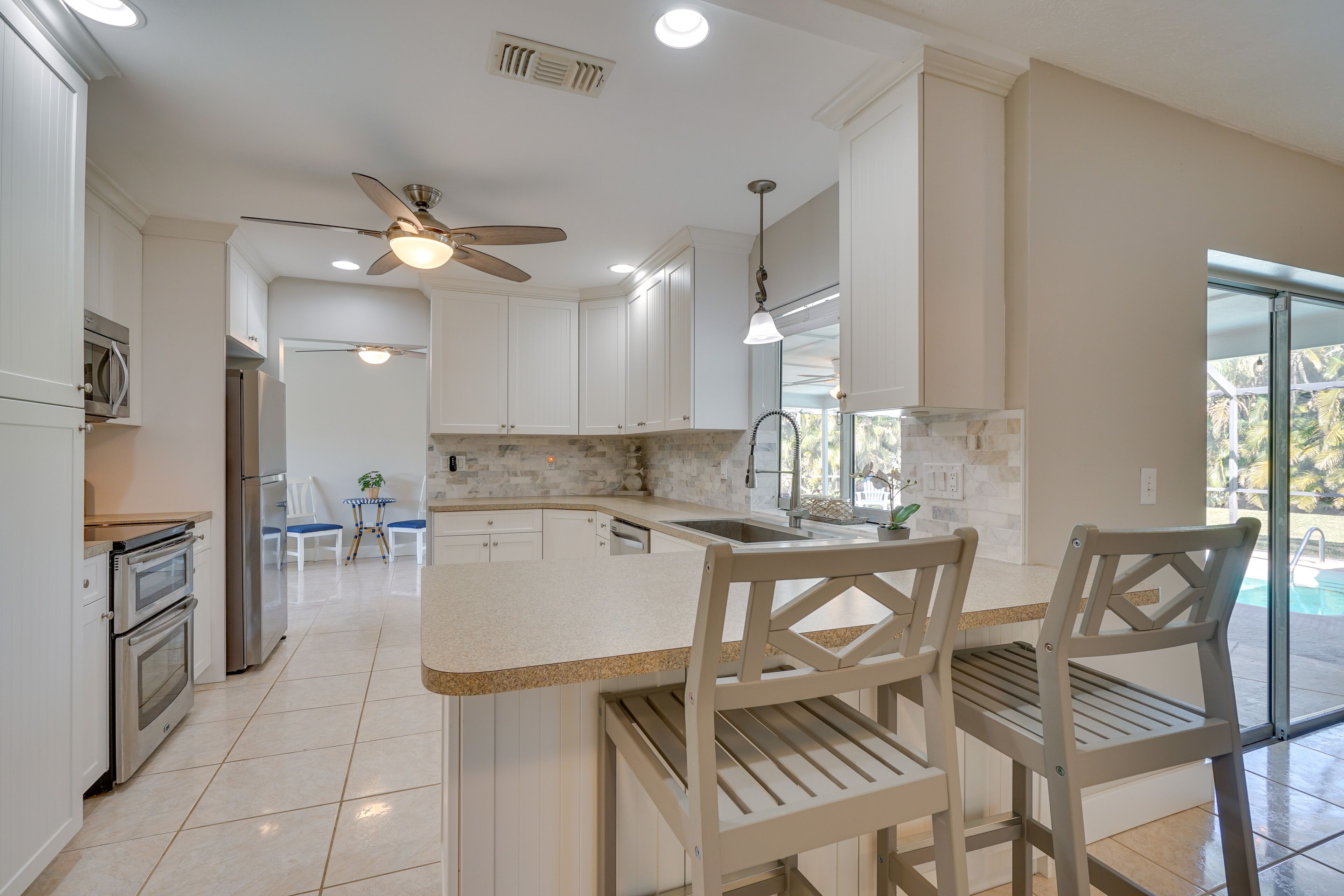 Réfrigérateur, micro-ondes, plaque de cuisson, lave-vaisselle