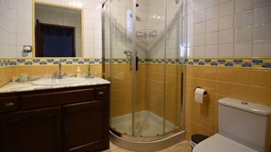 Combined shower/tub, towels