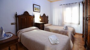 3 bedrooms, iron/ironing board, free WiFi, bed sheets