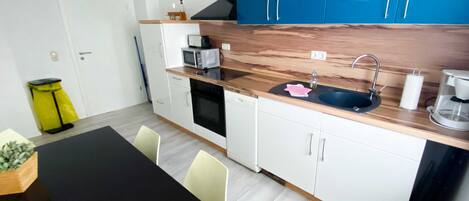 Frigorífico, horno, lavavajillas y hervidor eléctrico