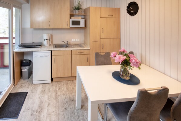 Refrigerador, microondas, lavavajillas y cafetera y tetera