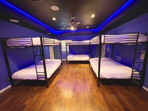 4 bedrooms, iron/ironing board, WiFi, bed sheets