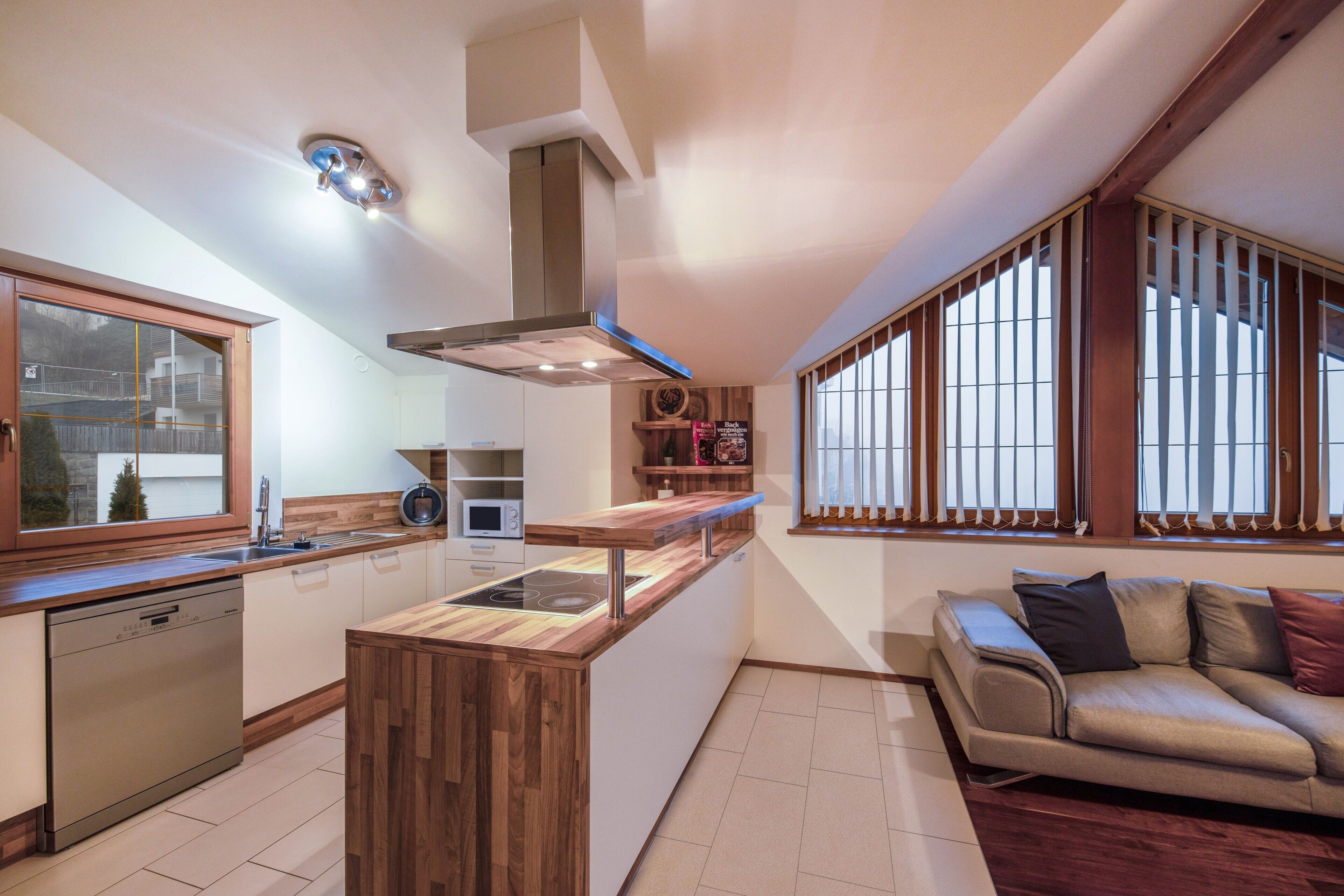 冷蔵庫、電子レンジ、オーブン、コンロ