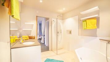 Bathtub, hair dryer, towels