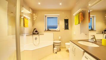 Kylpyamme, hiustenkuivaaja, pyyhkeet