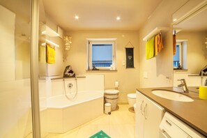 Kylpyamme, hiustenkuivaaja, pyyhkeet