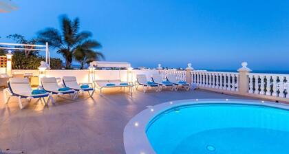 "Exclusive villa with stunning view" con vistas a la montaña y al mar, piscina privada y Wi-Fi