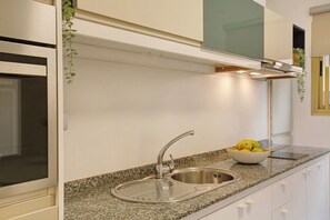 Fridge, microwave, oven, stovetop - Apartment 'Little Gem' in a Central Location with Wi-Fi (Cruce de Arinaga)