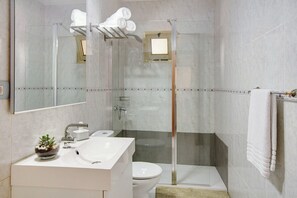 Shower, hair dryer, towels - Apartment 'Little Gem' in a Central Location with Wi-Fi (Cruce de Arinaga)