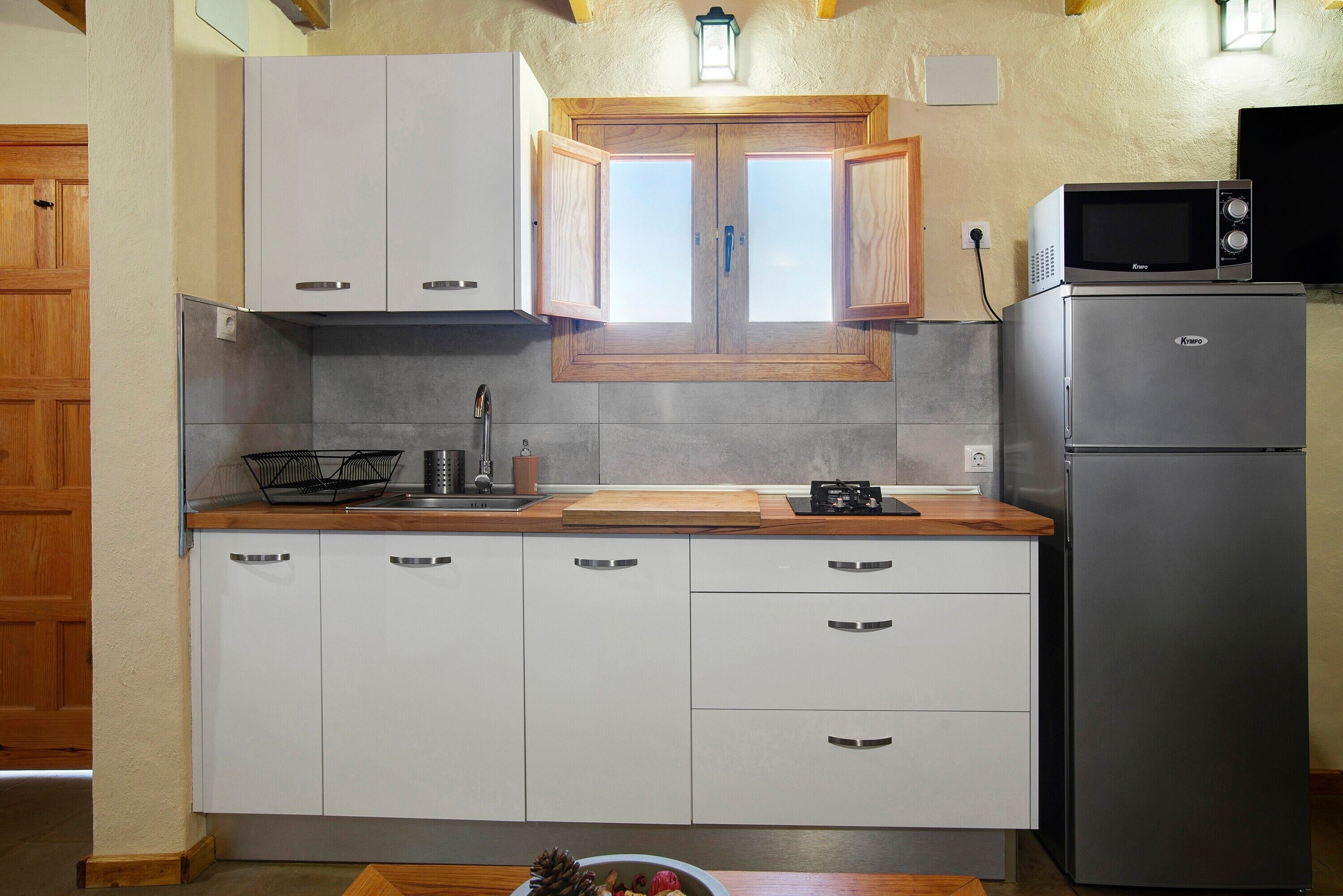 Kylskåp, mikrovågsugn, spishäll och kaffe- och tebryggare