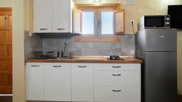 KylskÄp, mikrovÄgsugn, spishÀll och kaffe- och tebryggare