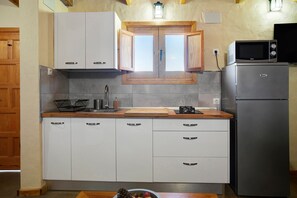 Réfrigérateur, micro-ondes, plaque de cuisson, cafetière/bouilloire