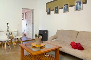 TV - Country House 'Casa Rural Los Colorados' with Mountain View and pool (Vega de San Mateo)