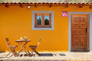 Outdoor dining - Country House 'Casa Rural Los Colorados' with Mountain View and pool (Vega de San Mateo)