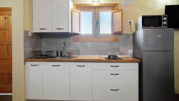 Geladeira, micro-ondas, cooktop, cafeteira/chaleira