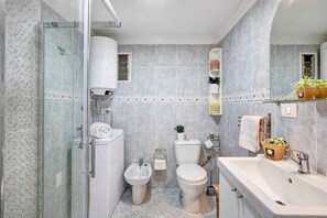 Kylpyamme, hiustenkuivaaja, pyyhkeet