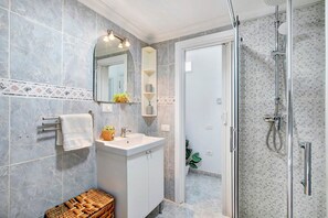 Bathtub, hair dryer, towels - Vacation Apartment 'Mertxe' with Shared Pool, Private Terrace and Wi-Fi (Arona)