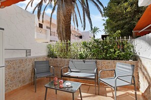 Terrace/patio - Vacation Apartment 'Mertxe' with Shared Pool, Private Terrace and Wi-Fi (Arona)
