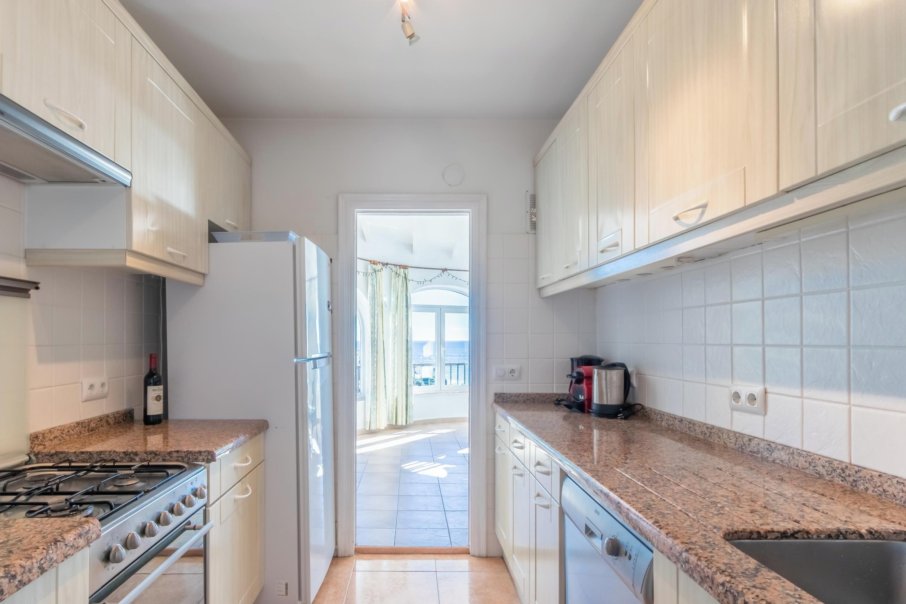 Jääkaappi, mikroaaltouuni, uuni, liesi